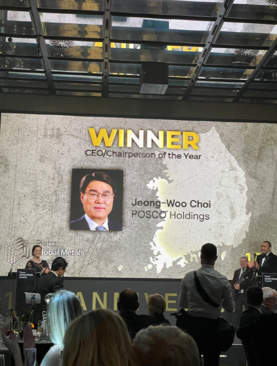 포스코그룹은 지난달 27일 S&P 글로벌 코모디티 인사이츠가 주관한 제10회 글로벌 메탈 어워즈에서 최정우 회장이 '올해의 CEO'로 선정됐다고 20일 밝혔다. 포스코그룹 제공